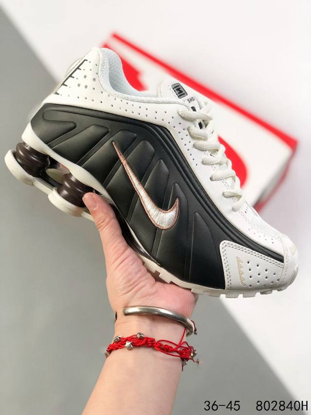 真标带半码！ 耐克 Nike Shox R4 科技感运动鞋。金属质感鞋面 + 超大圆柱气垫球鞋！Nike Shox R4上脚超炫酷Nike Shox R4十年经