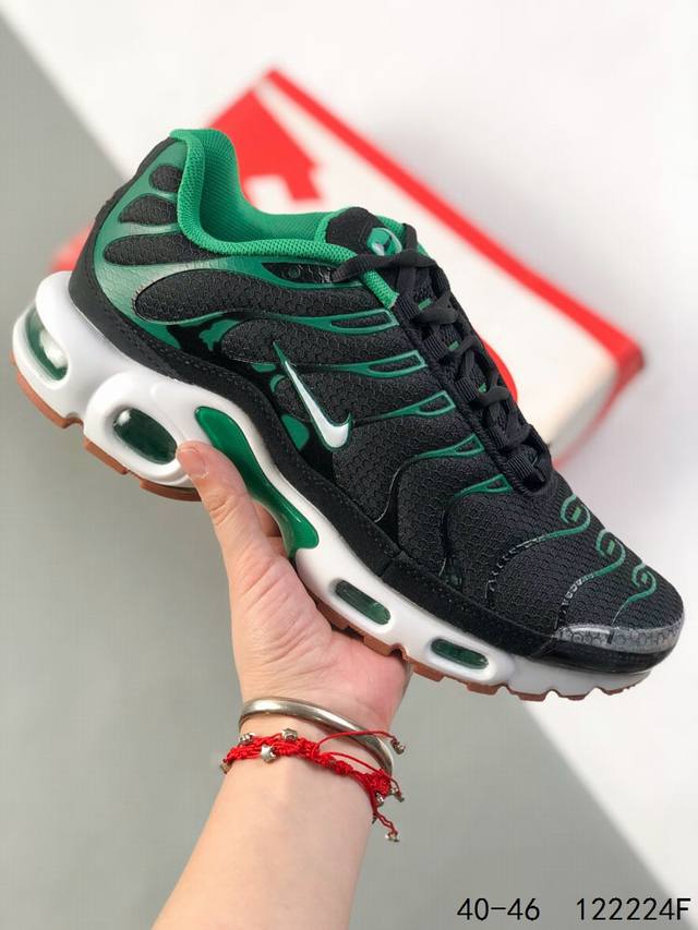 耐克Nike Air Maxplus Drift Tn 休闲气垫缓震跑步运动鞋 造型超讨喜！鞋面以织物材质包裹，保证了轻薄透气，更适合夏季穿着。鞋侧 鱼骨 形状