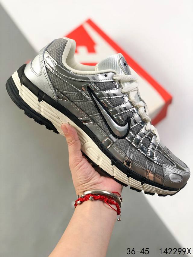 真标带半码！ 耐克Nike P-6000 跑鞋内外侧都用了刺绣钩子，采用透气材料，搭配匠心覆面，再现千禧年代的跑鞋风格，塑就大气外观。鞋款秉承 Nike Peg