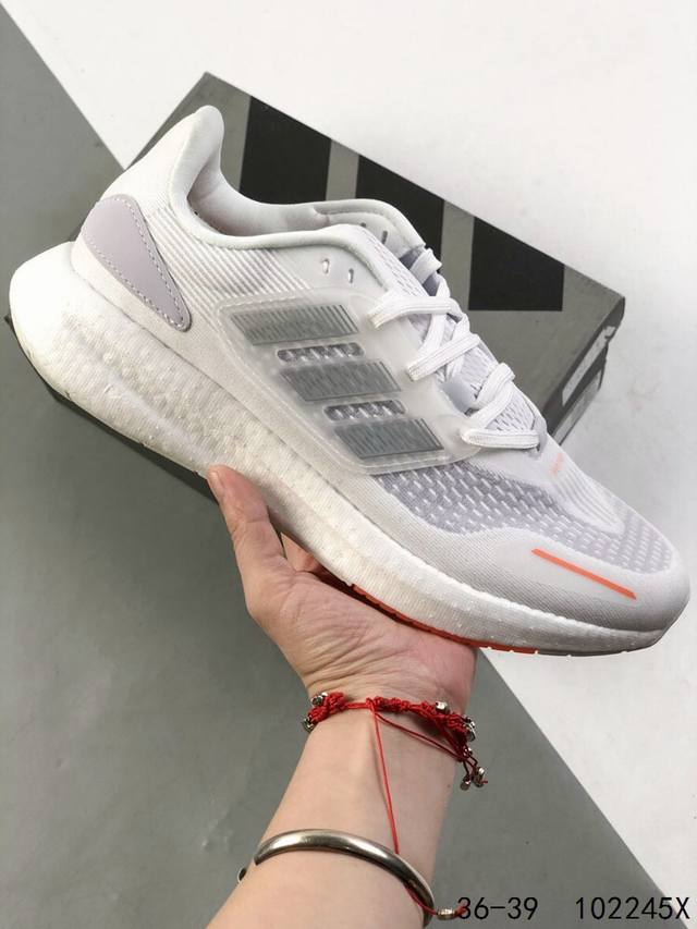 真标带半码！ 阿迪达斯Adidas Pureboost 22爆米花缓震中底跑步鞋。鞋面以织编材质为基底，后及跟脚趾处融全入新设计，通过格网印刷支将撑材料于附鞋面