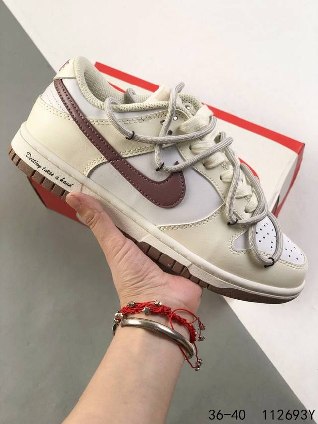 真标带半码！ 耐克Nike Sb Dunk Low 联名 绑绳绑带 复古低帮休闲运动滑板板鞋。采用脚感柔软舒适Zoomair气垫，有效吸收滑板等极限运动在落地