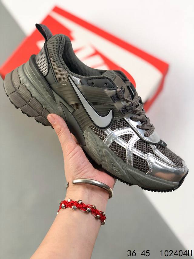 真标带半码！ 耐克 Nike V2K Run跑步鞋 复古风潮 网面透气运动鞋 紧致的鞋面材质提供良好的包裹性 鞋侧 Swoosh以及鞋头部分搭配增添不少亮点的镀