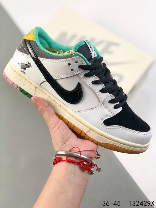 真标带半码！ 耐克Nike Sb Dunk Low 复古低帮休闲运动滑板板鞋。采用脚感柔软舒适Zoomair气垫，有效吸收滑板等极限运动在落地时带来的冲击力，为