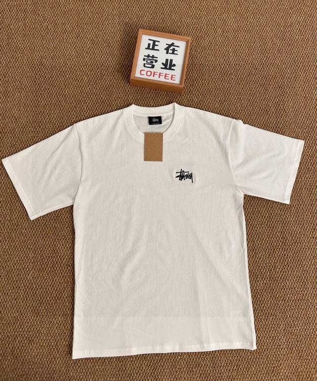 顶端刺绣品质Stussy 斯图西基础款短袖宽松男女同款情侣款 采用抗菌260克新疆长绒棉重磅面料 透气舒适 怎么洗都不起球透气轻柔的短袖，让您穿着舒适一整天！