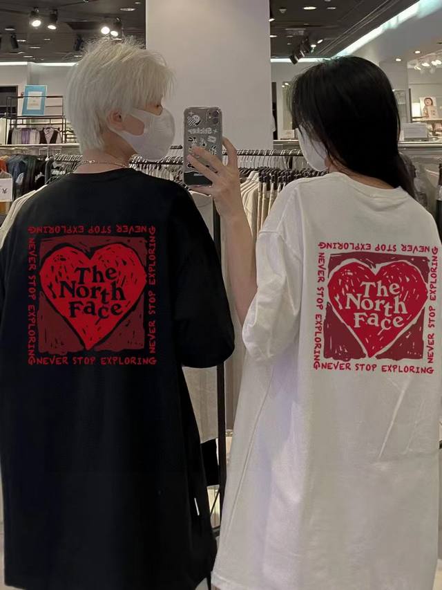 The North Face 北面25Ss 红色爱心印花短袖 高版本 重工 短袖T恤 顶级用料 限量发售！ 面料：250克 双纱双股用料 预缩定型 具有良好的吸