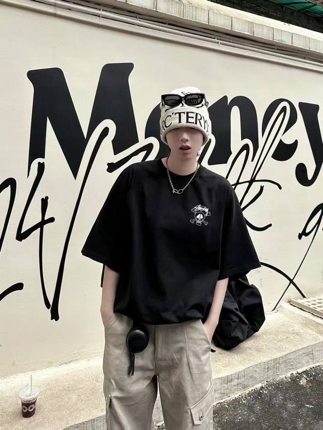 Stussy 斯图西25Ss 骷髅头印花短袖 高版本 重工 短袖T恤 顶级用料 限量发售！ 面料：250克 双纱双股用料 预缩定型 具有良好的吸汗性.可以保持干
