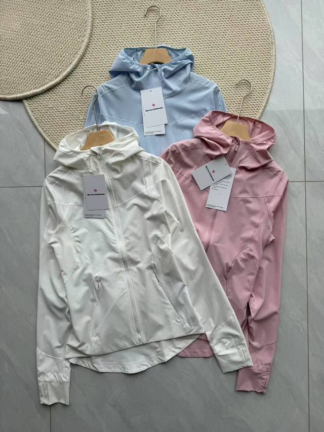 专柜原单品质 女士运动防晒外套夹克 超显瘦 Lululemon Goal Smasher 女士运动防晒外套夹克 大热门防晒来啦！ 面料可挡风，不易被水沾湿，双向