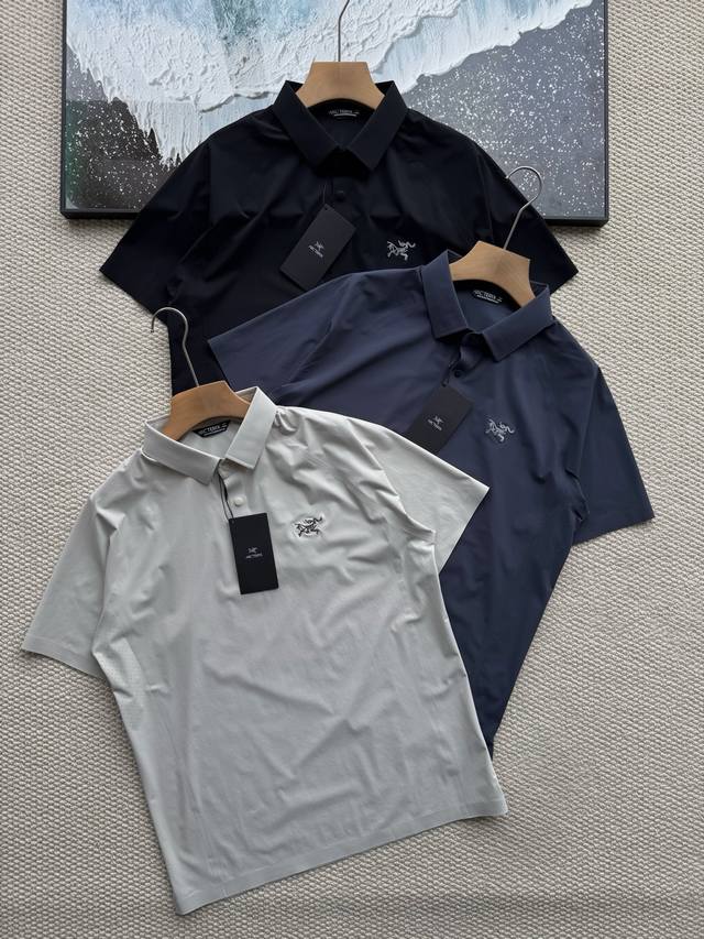 现货主推！！始祖鸟夏季男士冰丝无痕速干Polo衫，夏季专属户外速干系列！结构更加透气舒适！全身激光切割无痕压胶，一看就是高级感，无论工艺还是面料都没得挑，采用轻