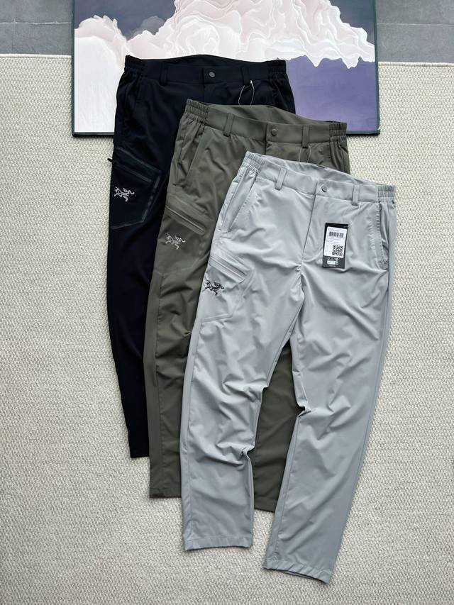 Arc‘Teryx 始祖鸟男士弹力腰休闲长裤 ！ 休闲简约百搭户外运动休闲小脚裤，轻薄舒弹！采用高弹面料，悬垂性极好，裤子采用经典的休闲设计，小直脚裤型 版型非