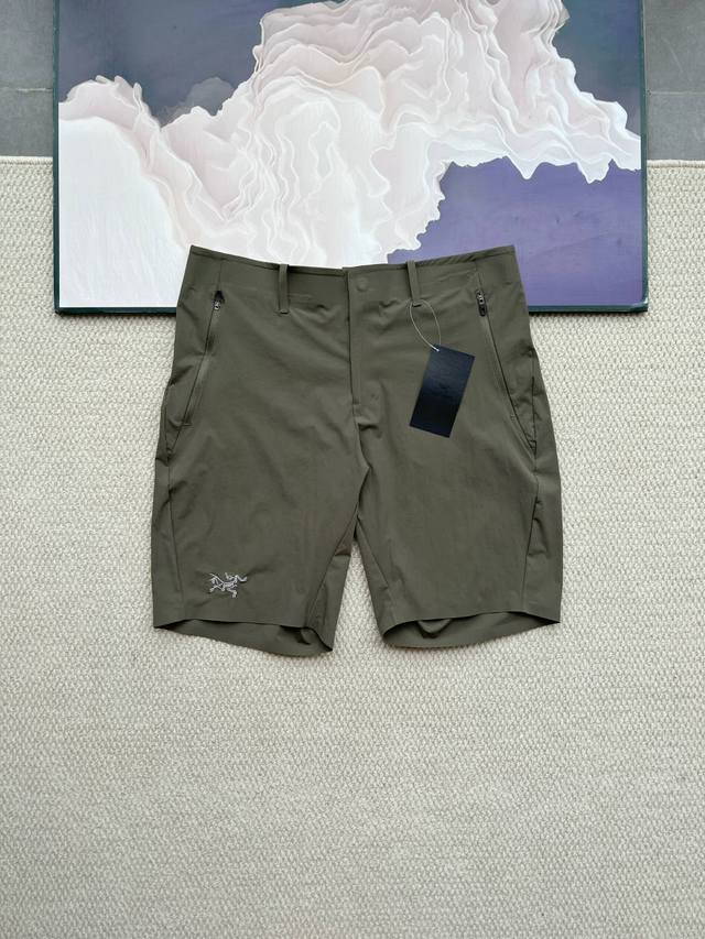 Arcteryx 始祖鸟25夏季新款休闲五分短裤，休闲运动都可驾驭，夏季出行必备百搭短裤 采用亲肤科技面料，手感舒适，细腻亲肤，让穿着更合身，亲肤不紧绷，耐脏易