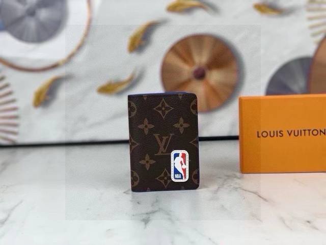 Lv Nba 联名老花短款钱夹 两大Ip强强联手，让一众年轻人爱不释手 生活不一定要很酷，但一定要有态度 备个小钱包还是很有必要的 随身的包包里一定要放一个小钱