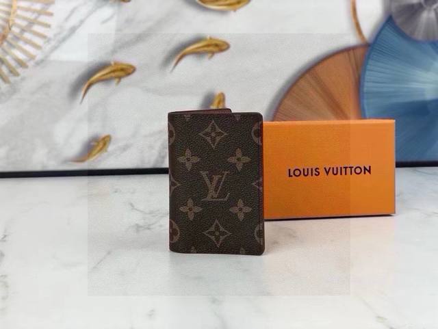 Lv 老花短款钱夹 生活不一定要很酷，但一定要有态度 备个小钱包还是很有必要的 随身的包包里一定要放一个小钱包 即使出门没带包，这个小钱夹揣兜里也很方便 给随身