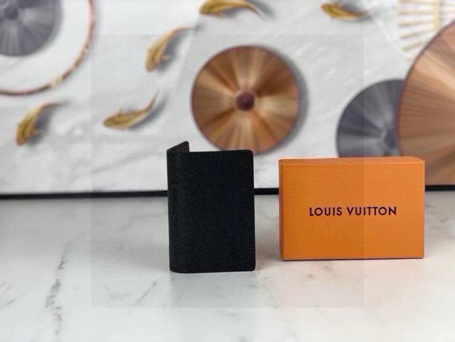 Lv 十字纹短款钱夹 生活不一定要很酷，但一定要有态度 备个小钱包还是很有必要的 随身的包包里一定要放一个小钱包 即使出门没带包，这个小钱夹揣兜里也很方便 给随