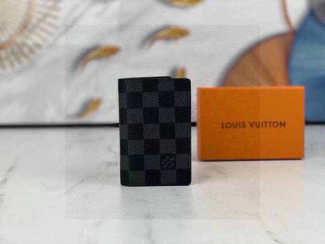 Lv 黑格短款钱夹 生活不一定要很酷，但一定要有态度 备个小钱包还是很有必要的 随身的包包里一定要放一个小钱包 即使出门没带包，这个小钱夹揣兜里也很方便 给随身