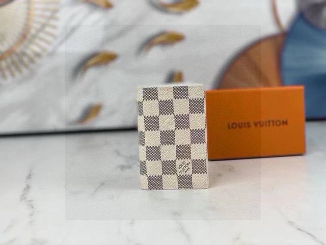 Lv 白格短款钱夹 生活不一定要很酷，但一定要有态度 备个小钱包还是很有必要的 随身的包包里一定要放一个小钱包 即使出门没带包，这个小钱夹揣兜里也很方便 给随身