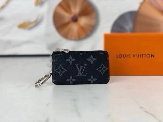 Lv 黑花零钱包 官网对版热销款，男女通用 生活不一定要很酷，但一定要有态度 备个小零钱包还是很有必要的 随身的包包里一定要放一个小钱包 即使出门没带包，这个小