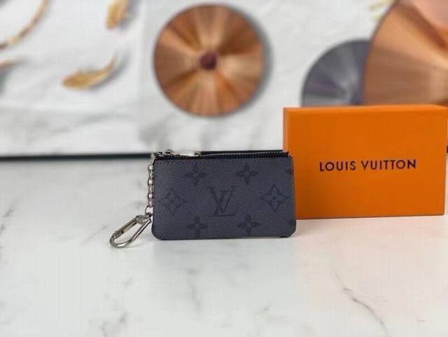 Lv 灰花零钱包 官网对版热销款，男女通用 生活不一定要很酷，但一定要有态度 备个小零钱包还是很有必要的 随身的包包里一定要放一个小钱包 即使出门没带包，这个小