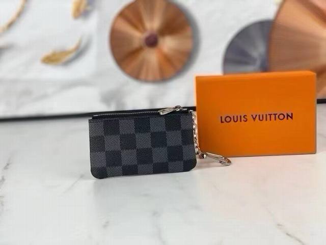 Lv 黑格零钱包 官网对版热销款，男女通用 生活不一定要很酷，但一定要有态度 备个小零钱包还是很有必要的 随身的包包里一定要放一个小钱包 即使出门没带包，这个小