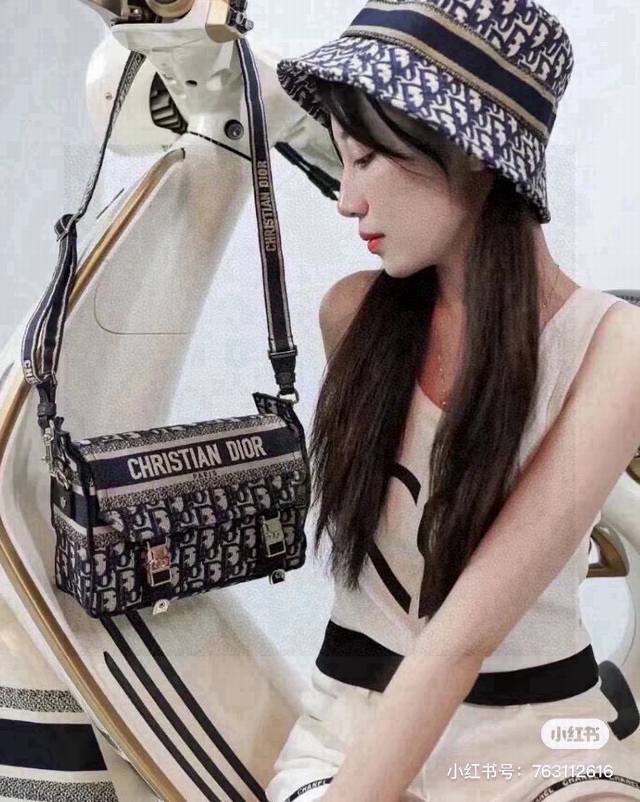 迪奥 Dior Camp Mini邮差包 高级提花Dior Camp新款邮差，男女同款 专柜御用原版双面绣老花料 迪奥的Oblique复古印花图案早在上世纪六十