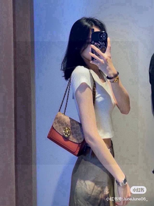 Coach 蔻驰山茶花，焦糖拼老花 Coach 蔻驰真的很了解女生 山茶花铆钉设计真的很喜欢 配色复古又高级 无论日常通勤还是约会，背它都很合适 优雅复古的感觉