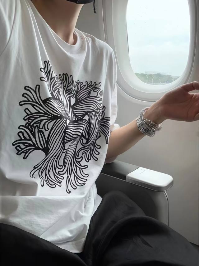 Loewe罗意威新款限定系列麻绳图案短袖T恤 挖到宝啦～衣柜里最少不了的就是白色短袖 麻绳立体缠绕图案谁穿都好看～ 简约又慵懒高级 一整个干净住！ 纯棉260G
