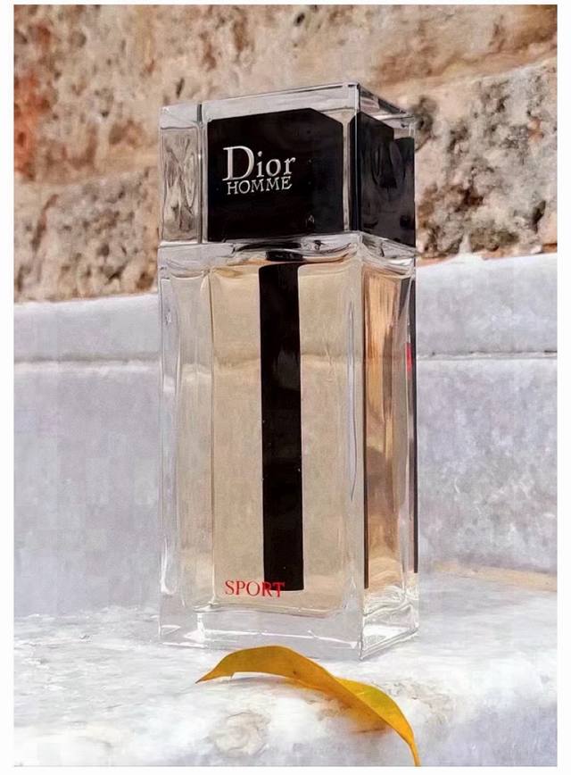 Dior桀骜男士运动淡香水125Ml 海关扣押 配手提袋 桀骜男士运动淡香水可能比一般的运动香水强些，毕竟有合成鸢尾根的顺滑木质感支撑。但是，它的结构却如此庸俗