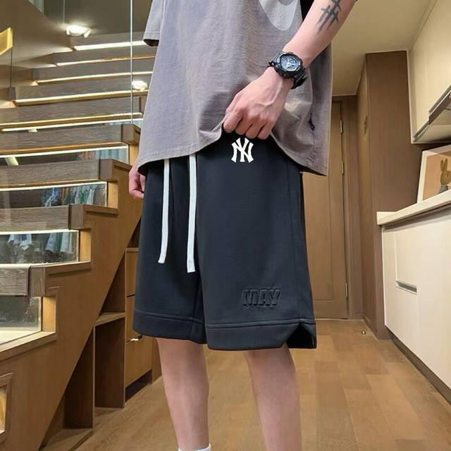 上新 Mlb洋基队经典Ny毛圈夏季新款休闲短裤同步上新 最优品质！ 定制毛圈面料 轻薄柔软上身质感的同时，完美修饰腿型！显搞显瘦显优越！必备潮流单品！ 沿袭经典