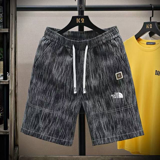 上新 The North Face 北面 Tnf 经典简约进口印花小标男女情侣款短裤 高品质300克高克重华棉面料，亲肤透气不起球，印花Logo点缀，时尚又个性