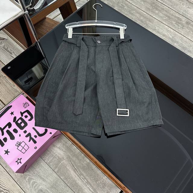 25Ss 夏季弯刀短裤 天丝牛仔的高级松弛感｜777 普拉达 Prada ，以先锋极简与实用主义交织的品牌底蕴，打破传统时尚边界。从经典尼龙包到革新成衣，始终用