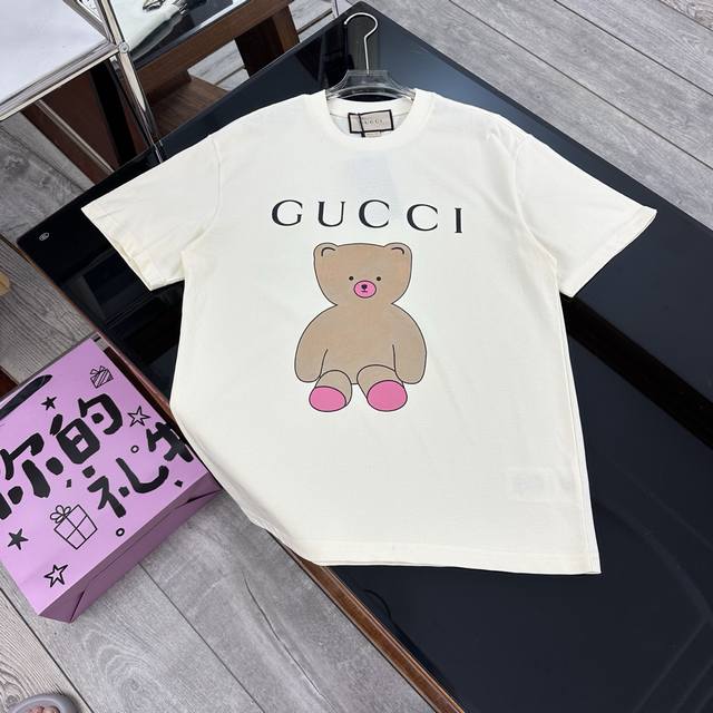 Gucci 2025夏季重磅新品来袭！无感印花高克重短袖，解锁轻奢穿搭新体验｜352 面料升级 品质触手可及 严选客供定制针织 %纯棉面料，触感细腻亲肤，高克重