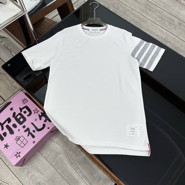 Thom Browne 汤姆布朗 四条杠短袖T恤 Tb纯棉平纹圆领色织四条杠T恤 T05 面料：定制色织纯棉，230克重正品平纹，质感在线 工艺：广州自家代工厂