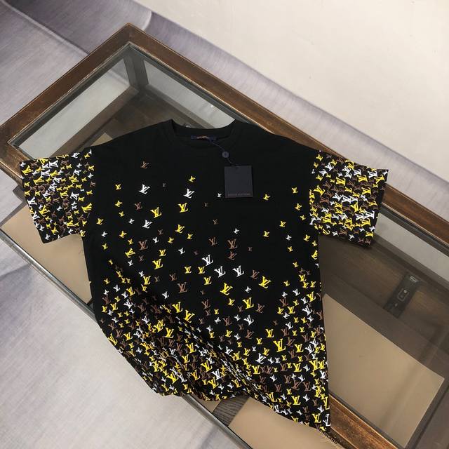 高品质 Louis Vuitton 路易威登小字母满花T恤！ 25Ss春夏新品，满身直喷Logo字母，颜色醒目，采用环保染料，无甲醛，对身体无危害， 采用32支