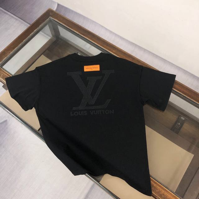 高品质 Louis Vuitton 路易威登前后Loog刺绣新款T桖， 25Ss春夏新品，胸前后幅Loog刺绣，采用德国百灵达万针刺绣，质感饱满凹凸！ 采用32