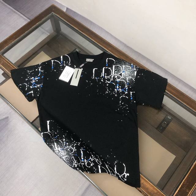 高品质 Dior 迪奥镂空喷墨新款T桖！ 25Ss春夏新品，官网同步开售。全身采用环保染料，无甲醛，对身体无危害， 采用32支260克双纱纯棉原版面料，时尚而奢