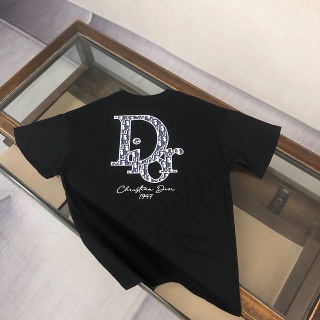 高品质 Dior 迪奥前后刺绣新款T桖！ 25Ss春夏新品，D家标识醒目Lood贴布字母， 采用32支260克双纱纯棉原版面料，磨毛处理更丝滑亲肤，重工工艺，时