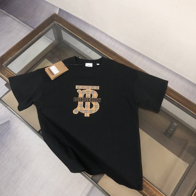 高品质 Burberry 巴宝莉Tb贴布字母刺绣新款T桖！ 25Ss春夏新品，B家标识醒目贴布，百灵达万针刺， 采用32支260克双纱纯棉原版面料，磨毛处理更丝