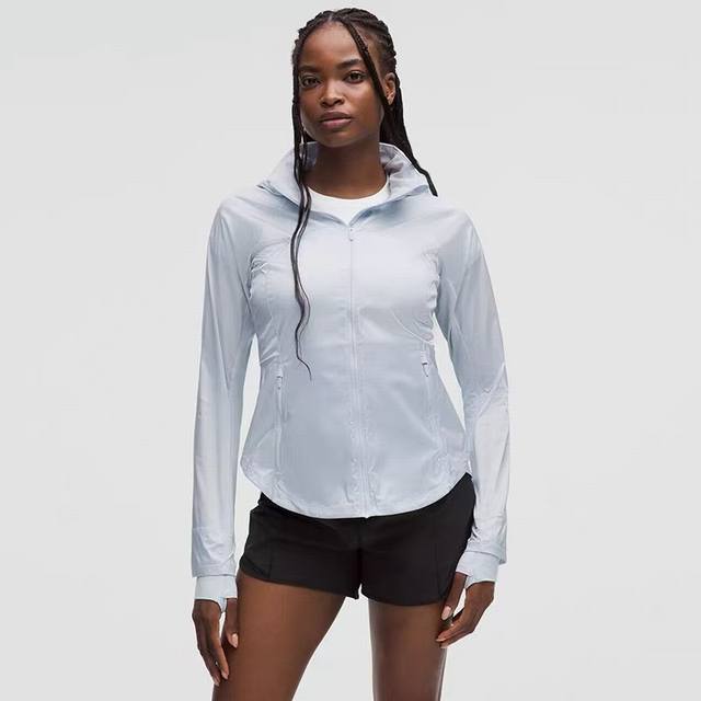 专柜原单品质 女士运动防晒外套夹克 超显瘦 Lululemon Goal Smasher 女士运动防晒外套夹克 大热门防晒来啦！ 面料可挡风，不易被水沾湿，双向