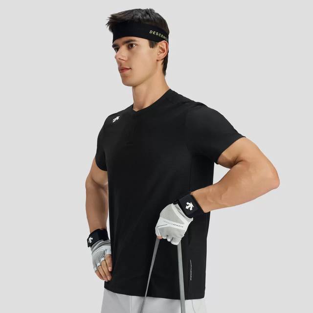 Descente迪桑特 Training系列综训男士亨利领速干短袖T恤.科技赋能运动，型格定义风尚 高端运动基因，瑞士品质背书 源自瑞士的高端运动品牌迪桑特，以