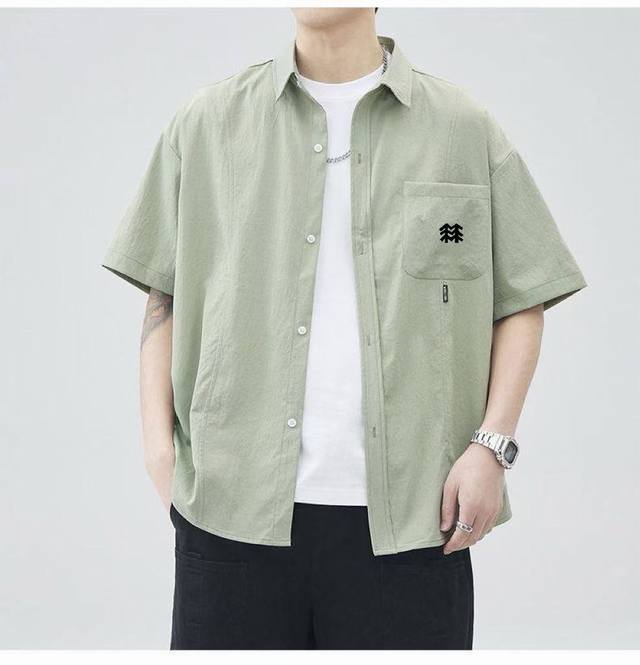 供 可隆 Kolonsport 夏设计感工装短袖衬衫宽松外套，轻松打造随性又时髦的造型。衬衫版型不失优雅，无论是日常出街还是周末休闲，都能让你轻松驾驭。 柔软透