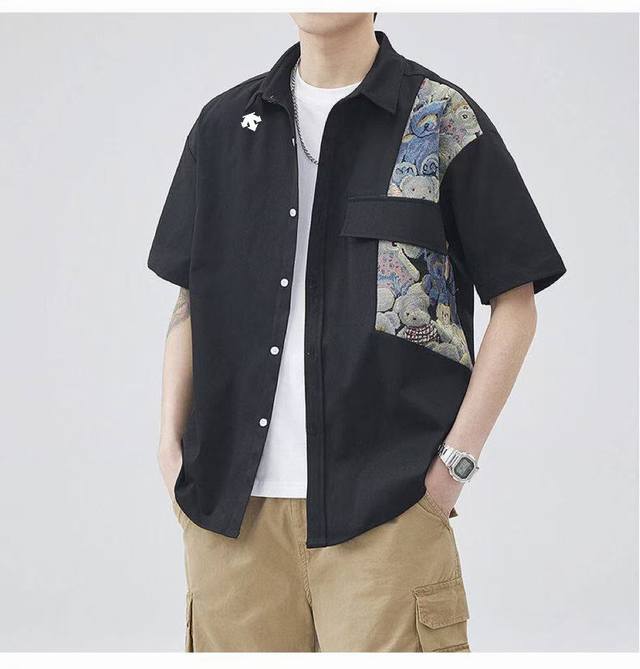 供 Descente 迪桑特25新款夏季港风男士工装多口袋拼色商务休闲短袖衬衫！ 激光切割工艺干净利落激光切割边缘直落高温保型持久洗涤也不易变形。翻领造型，扭扣
