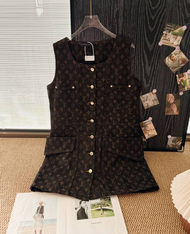 价格P： 品名：1V新款牛仔老花满印提花背心裙 尺码：M.L 颜色：棕色老花 高定时髦感，1V最新款牛仔裙，低调洋气。经典满印老花版型绝啦，时髦小姐姐都在穿。宽