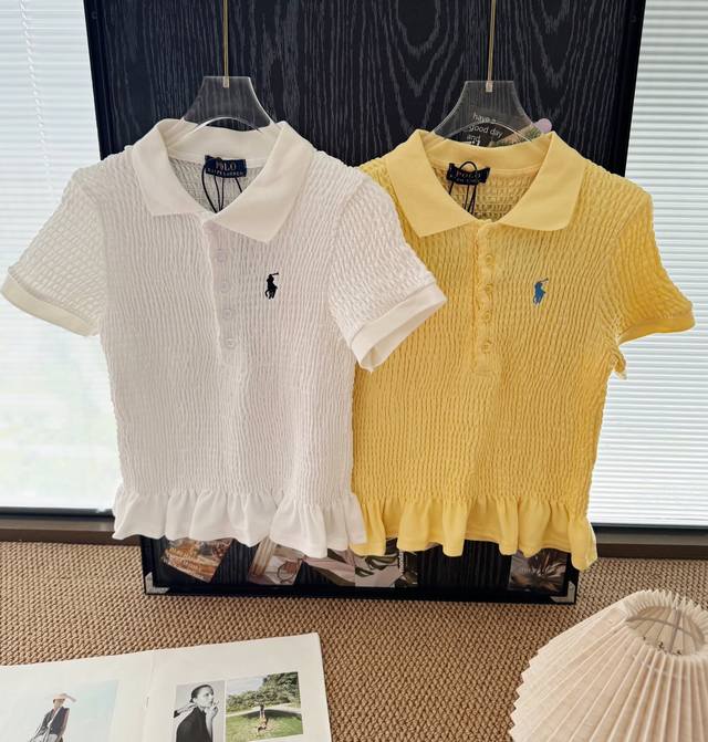 价格P： 品名： *乖乖女限定皱褶荷叶边Polo短袖 尺码：S.M 颜色：白色 黄色 拉夫小马是很乖乖的感觉，很少有这种风格，褶皱泡泡面料弹力很大~这款都能让你