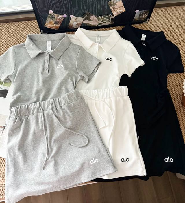 价格P： 品名：Alo 全新简约休闲Polo衫短裙套装 尺码：S.M.L 颜色：白色 灰色 黑色 宝子们，Alo爆款来袭！简约Polo衫+短裙套装，一次解锁三种