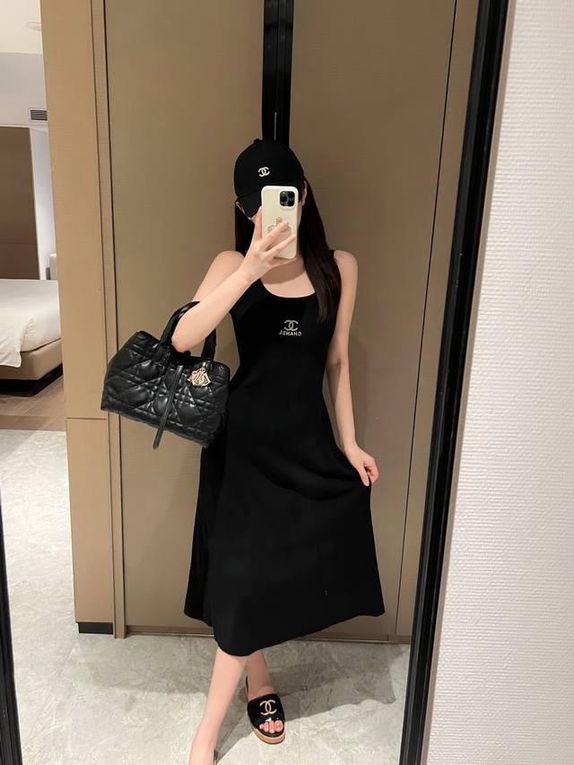 上新 小香 小香风吊带针织连衣裙 属于富家千金留学回来的即视感～ 颜色：黑色 码数：Sml S码推荐： 80~ M码推荐： ～115 L 码推荐： 115～13