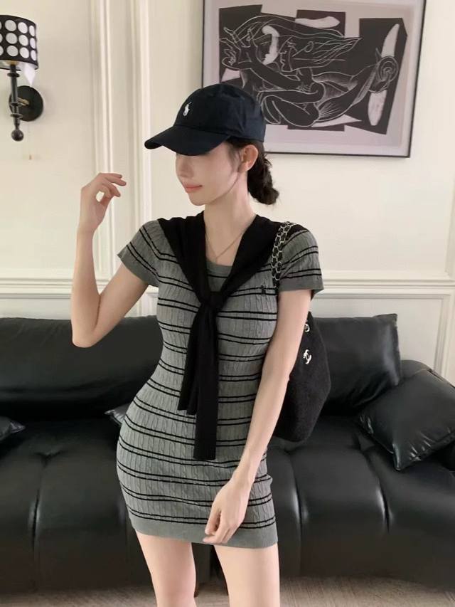 上新 两件套 拉夫 小马最新款披肩条纹连衣裙来啦～ 披肩设计很显瘦，极简条纹针织超有质感 日常穿搭也超适合，甜美又气质 均码裙长79 胸围70 腰围58