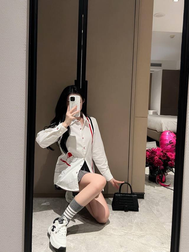 上新 高定版 Tb Tb今年最新腊肠狗衬衫 学院风永远的爱！ 宽松的版型 对身材很包容 Oversize 版的衬衫出街率真的蛮高的 经典的衬衫翻领没啥好挑的 S