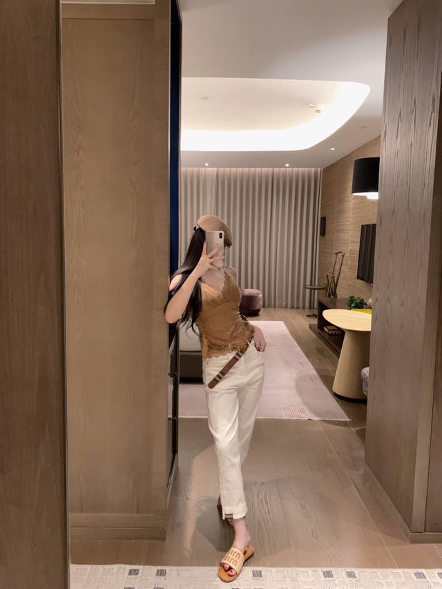 上新 Bbr 巴宝莉 25Ss格子拼接休闲白裤配送腰带！ 超级火的单品 怎么搭都好看～ 每一处都精雕细琢 做工超级精致 高端奢潮品 强推款 颜色：白色 尺码：S