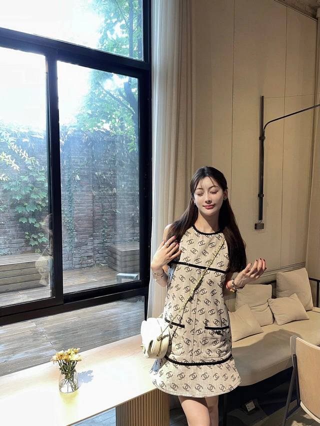 上新 小香 小香满印牛仔裙 双Clogo,版型超级好超级显瘦 很显腰身 A字版型可以遮掩身材的缺点 亮片滚边 面料超级舒服 轻薄并且有型 做工细节都很棒 颜色：
