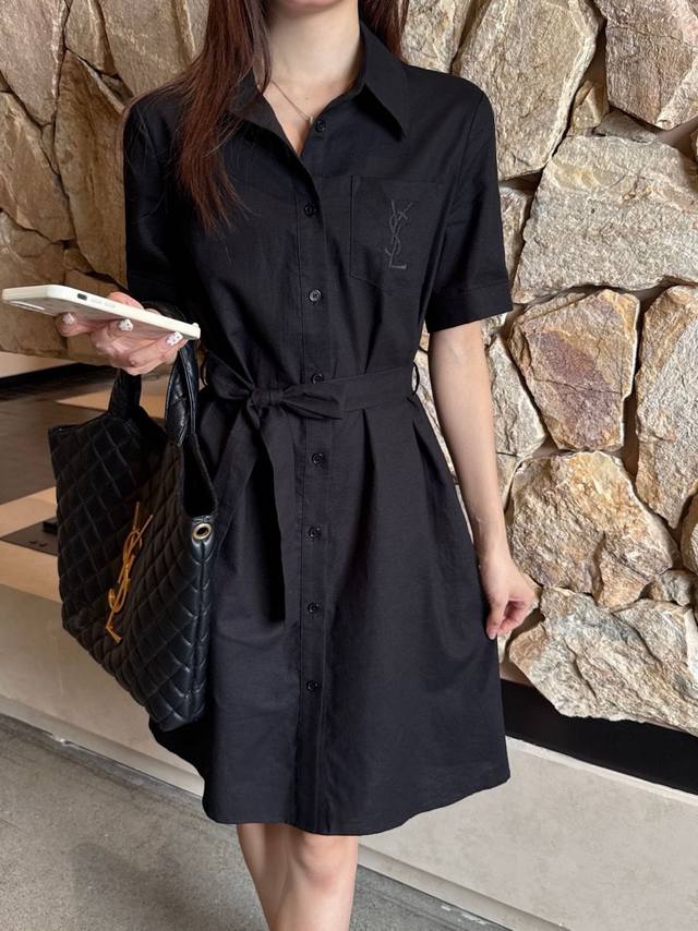 上新 Ysl 圣罗兰 25Ss新款连衣裙 超级减龄神器 气质翻领本布腰带设计显瘦绝绝子 满满的复古少女感 可甜可盐 不挑人版型随性优雅～ 颜色：黑色 卡其 尺码