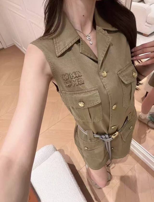 上新 Miumiu 缪缪 25Ss春夏新品复古炒色字母刺绣徽标工装风无袖连衣裙 很好搭配的一款 好好看 气质女神，上身超级显瘦轻松驾驭～ 颜色：军绿色 码数：S